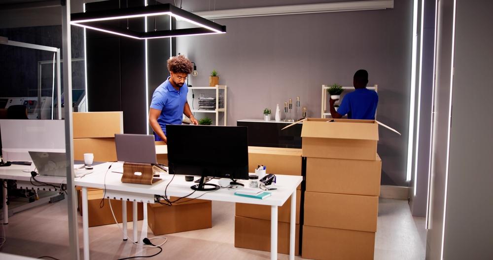 Professional,Movers,Packing,Boxes,In,Modern,Office